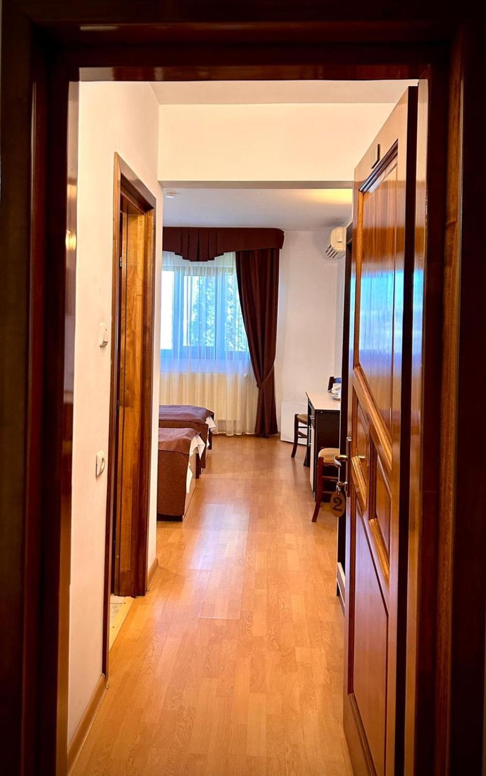 Hotel Levisticum Bacău エクステリア 写真