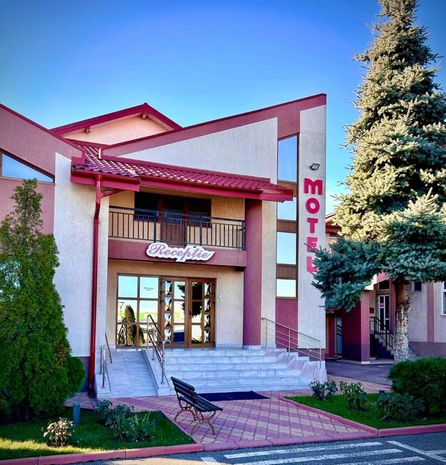 Hotel Levisticum Bacău エクステリア 写真
